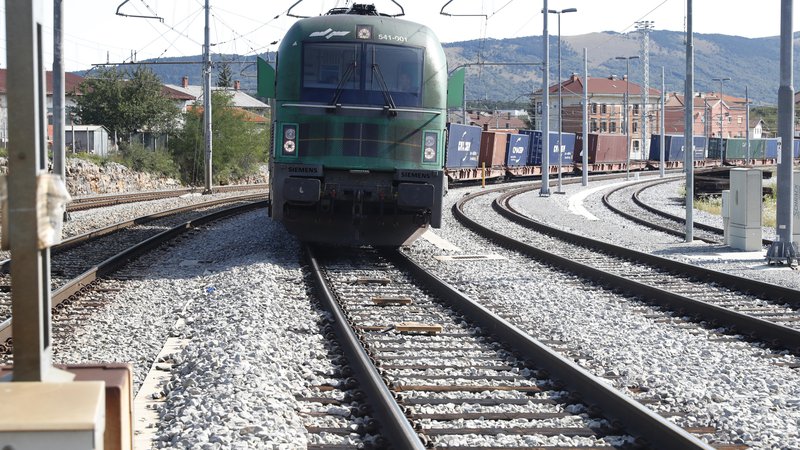 Fotografija: Kakšen je hrup vlakov v Litiji, Sevnici in Krškem? Foto Uroš Hočevar