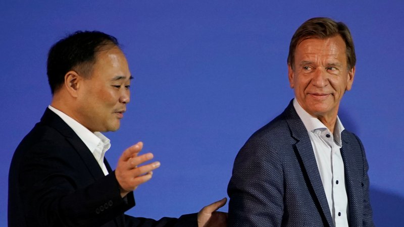 Fotografija: Li Shufu, prvi mož skupine Zhejiang Geely Holding, in Häkan Samuelsson, izvršni direktor avtomobilske družbe Volvo. FOTO: Reuters