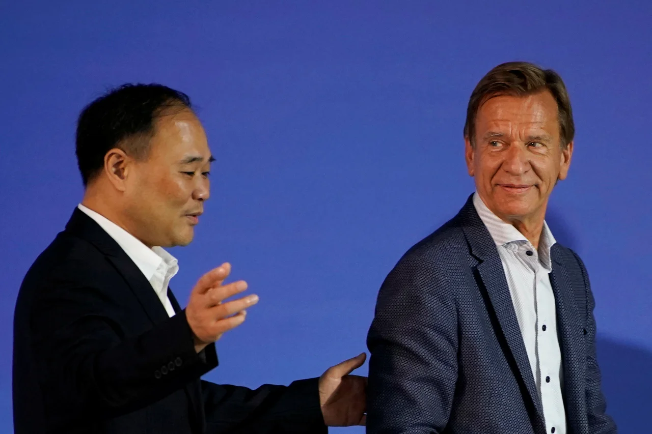 Fotografija: Li Shufu, prvi mož skupine Zhejiang Geely Holding, in Häkan Samuelsson, izvršni direktor avtomobilske družbe Volvo. FOTO: Reuters