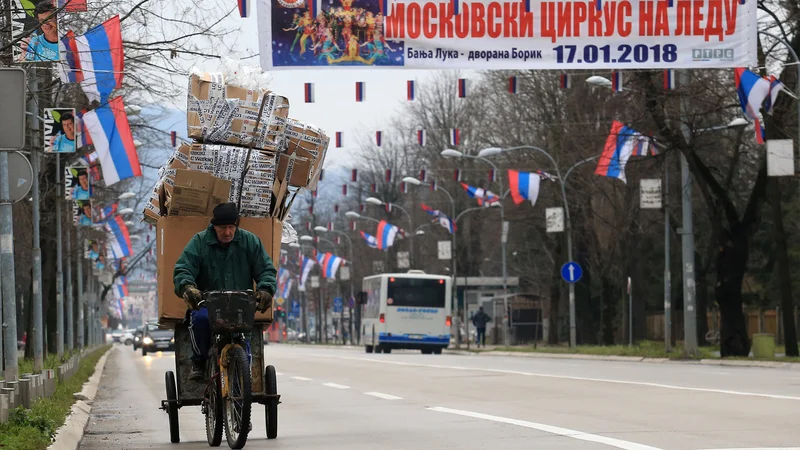 Fotografija: Prizor iz Banjaluke, ki smo mu priča vsakega januarja, ko srbska entiteta praznuje v BiH nepriznani praznik državnosti, razkriva revščino prebivalstva in neskriti ruski vpliv na tem območju. Foto Tomi Lombar/delo