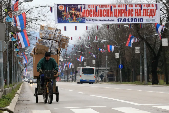 Prizor iz Banjaluke, ki smo mu priča vsakega januarja, ko srbska entiteta praznuje v BiH nepriznani praznik državnosti, razkriva revščino prebivalstva in neskriti ruski vpliv na tem območju. Foto Tomi Lombar/delo