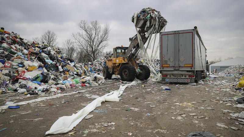 Fotografija: Količine odpadne embalaže na Barju rastejo iz dneva v dan. Kam z njo? FOTO: Jože Suhadolnik/Delo