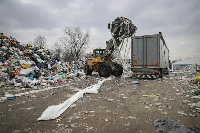 Količine odpadne embalaže na Barju rastejo iz dneva v dan. Kam z njo? FOTO: Jože Suhadolnik/Delo