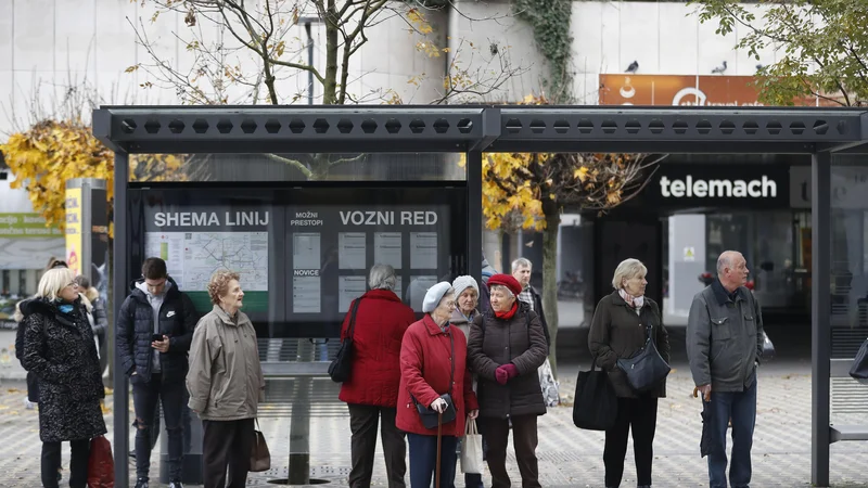 Fotografija: Pri sindikatu upokojencev Slovenije ugotavljajo, da se kljub redni uskladitvi pokojnin razkorak med plačami in pokojninami še vedno povečuje. Foto Leon Vidic