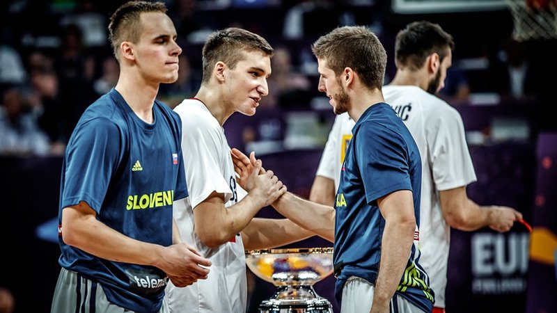 Fotografija: Klemen Prepelič (levo) in Aleksej Nikolić (desno) pred finalom evropskega prvenstva 2017, na katerem je Slovenija ugnala Srbijo in osvojila zlato kolajno. FOTO: FIBA