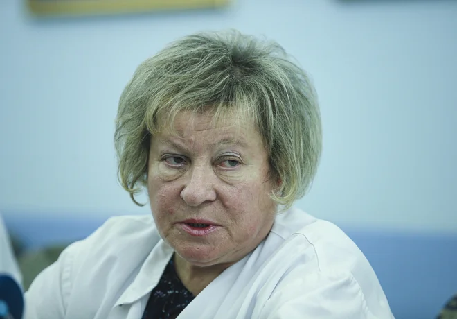 Predstojnica ljubljanske klinike za infekcijske bolezni in vročinska stanja Tatjana Lejko Zupanc je pojasnila, da so v Univerzitetnem kliničnem centru (UKC) Ljubljana izvedli obširno izobraževanje zdravstvenih delavcev, imajo pa tudi ustrezen načrt, ki je po njenih besedah dobro služil v času pandemske gripe. FOTO: Jože Suhadolnik/Delo