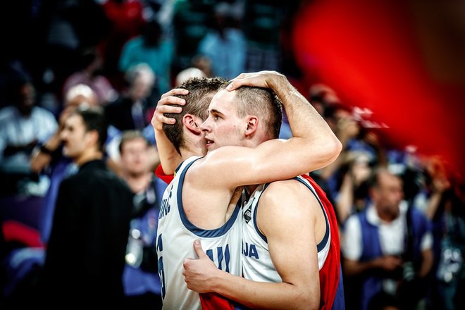 Konec nepozabnega finala v Istanbulu sta slovenska branilca pričakala objeta in v solzah. FOTO: FIBA