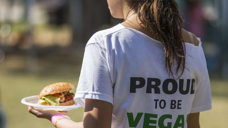 Fotografija: Pri britanskem BBC-ju so preučili, zakaj se za vegetarijanstvo in veganstvo odloči več žensk kot moških. Splošno razširjenemu stereotipu, da je meso odraz moškosti, namreč pritrjuje več raziskav v državah po vsem svetu, vse od Švedske pa do Avstralije, ki so pokazale, da je odstotek moških veganov dosti nižji od odstotka ženskih. FOTO: Jack Guez/Afp