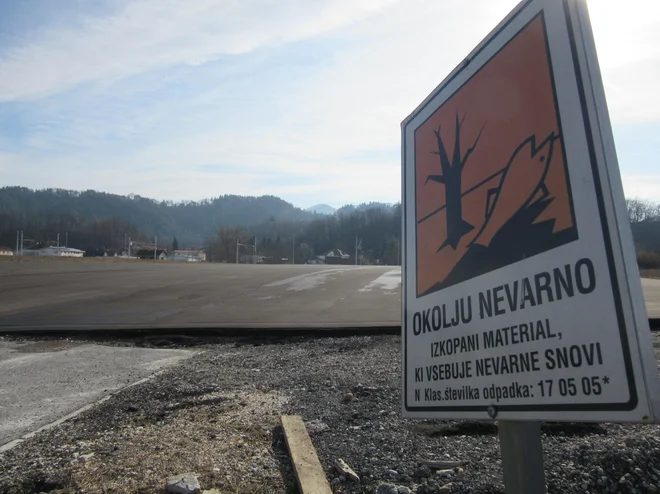 Območje stare cinkarne je najbolj obremenjeno s težkimi kovinami, tam odkopana zemljina velja za nevaren odpadek. Pred kratkim so morali zaradi uničenja prej opravljene sanacije območje spet sanirati in so ga asfaltirali. FOTO: Špela Kuralt/Delo