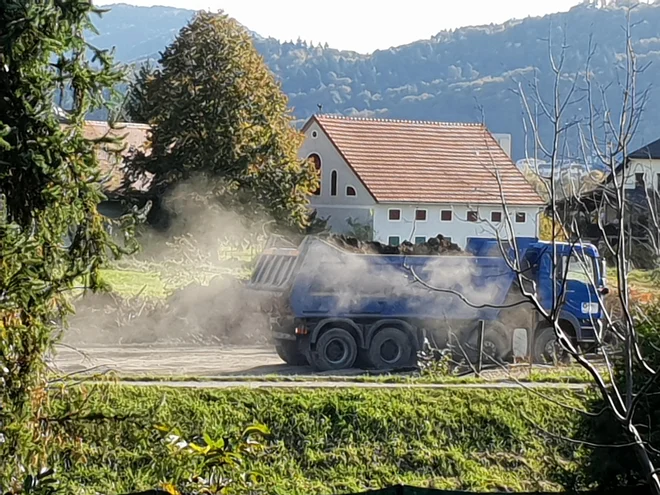 Pri gradnjah v Celju je potrebna posebna previdnost s protiprašnimi zaščitami in načrtom za ravnanje z odpadki. Pri gradnji severne vezne ceste protiprašnih zaščit ni. FOTO: Špela Kuralt/Delo