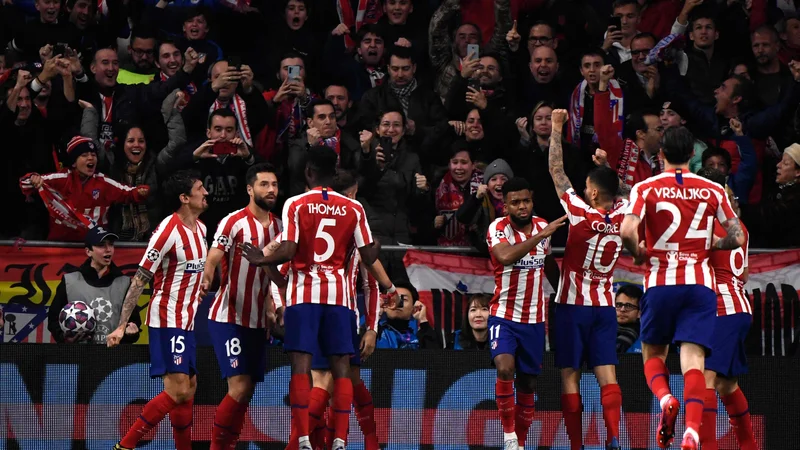 Fotografija: Takole je spravil v dobro voljo navzoče v Madridu strelec gola za Atletico Saul Niguez. FOTO: AFP