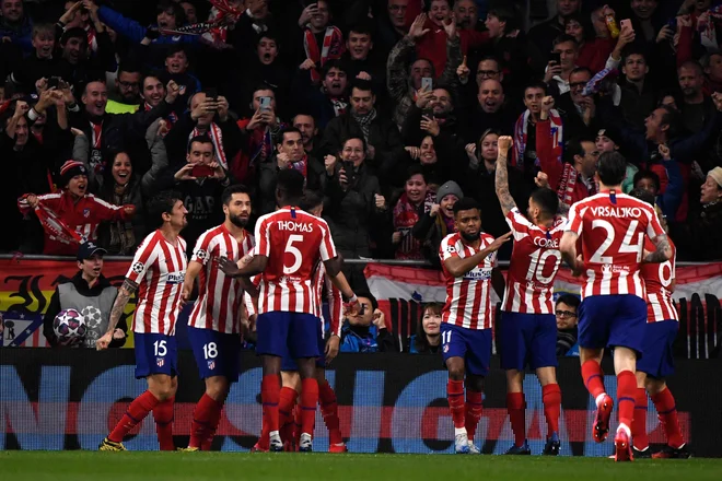 Takole je spravil v dobro voljo navzoče v Madridu strelec gola za Atletico Saul Niguez. FOTO: AFP