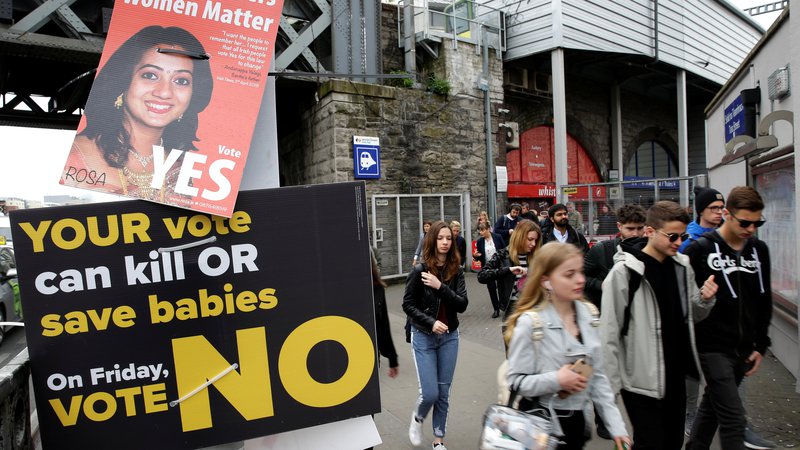 Fotografija: Propagandni plakati v središču Dublin. FOTO: Max Rossi/Reuters