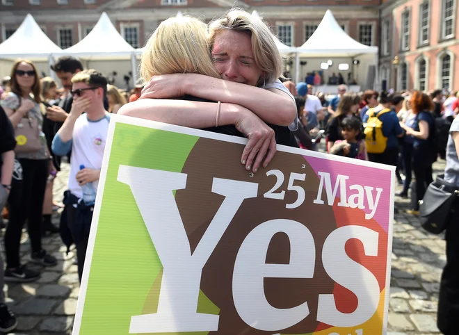Irska, kjer se več kot 90 odstotkov prebivalstva opredeljuje za katoličane, ima enega najbolj omejujočih zakonov o abortusu na svetu. FOTO: Clodagh Kilcoyne/Reuters