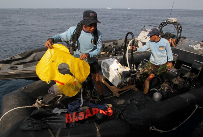 Rešilni jopič, ki so ga našli v morju. FOTO: Stringer Reuters