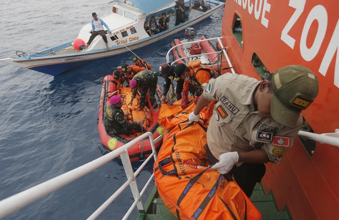 Evropska unija je junija indonezijske letalske družbe umaknila s seznama prevoznikov, ki ne izpolnjujejo mednarodnih varnostnih standardov. FOTO: Tatan Syuflana/Ap