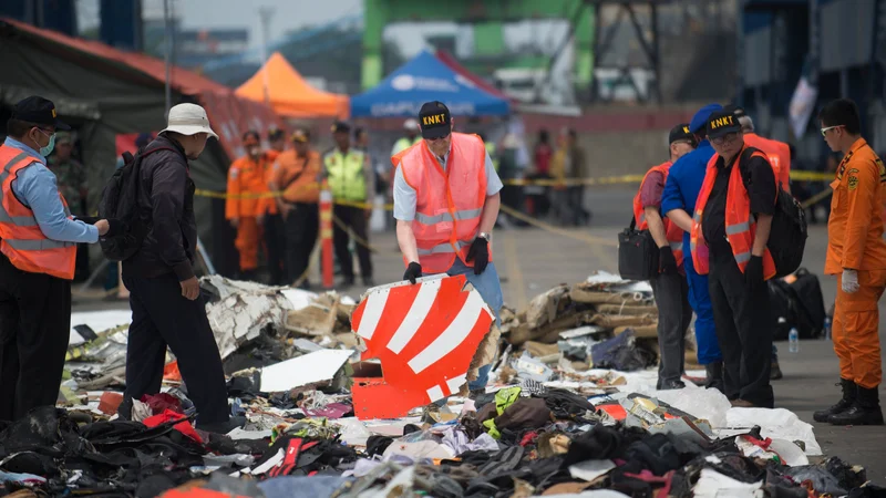 Fotografija: Razbitine letala družbe Lion Air. FOTO: Bay Ismoyo/AFP