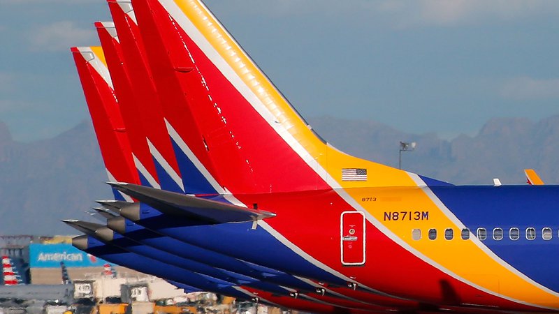 Fotografija: Na letalu družbe Southwest Airlines niso zaznali težav s programom MCAS, ki naj bi bil najverjetnejši razlog obeh tragedij Boeingovih letal v Indoneziji in Etiopiji, pač pa so zasilno pristali zaradi težav z enim izmed motorjev. FOTO: Ralph Freso/AFP