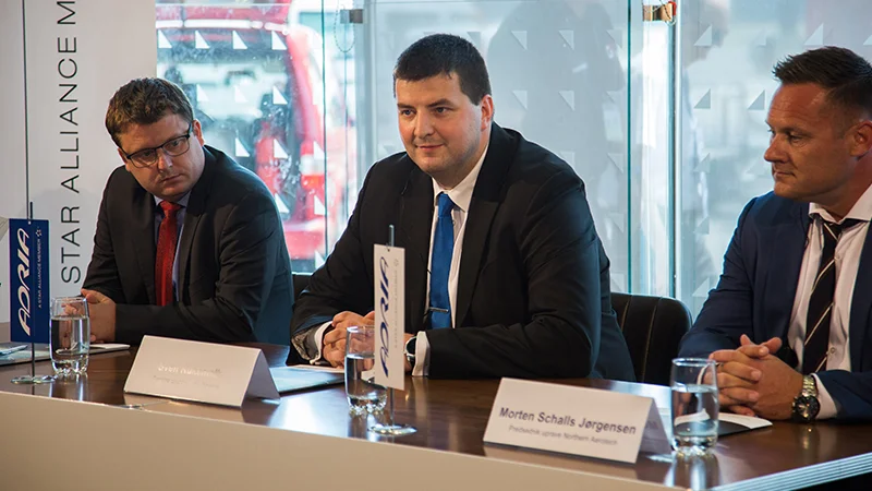Fotografija: Na novinarski konferenci so spregovorili (od leve) Tadej Notersberg, direktor sektorja operative v Adrii Airways, Sven Kukemelk, direktor v Adrii Airways in Morten Schalls Jørgensen, izvršni direktor Northern Aerotech. FOTO Adria Airways