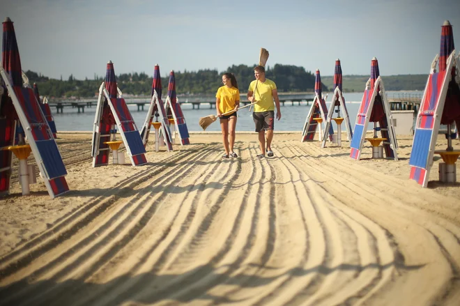 Urejanje plaže v Portorožu. FOTO: Jure Eržen