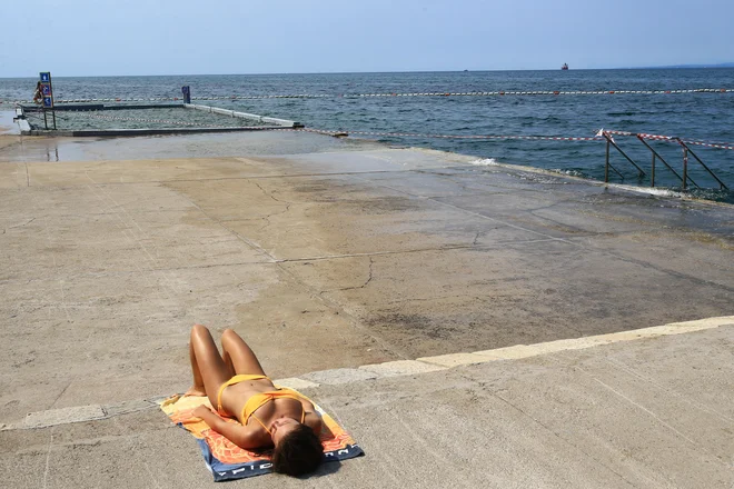 V zadnjih dneh je bilo zaradi fekalnega onesnaženja zaprto morsko kopališče v Žusterni. FOTO: Tomi Lombar/Delo