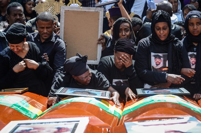 Žalovanje za 157 žrtvami nesreče boeinga 737 max etiopske družbe Ethiopian airlines v Adis Abebi. FOTO: Samuel Habtab/ AFP