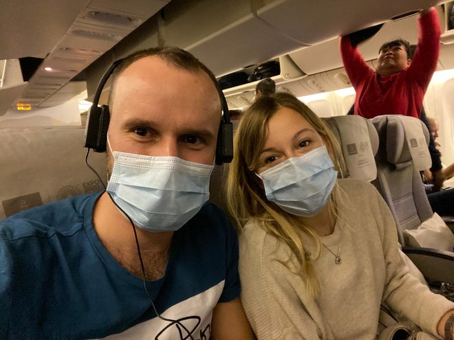 Tudi slovenska turista Gašper Mlakar in Sanja Vučinović na letalih v Aziji nosita zaščitne maske. FOTO: Gašper Mlakar