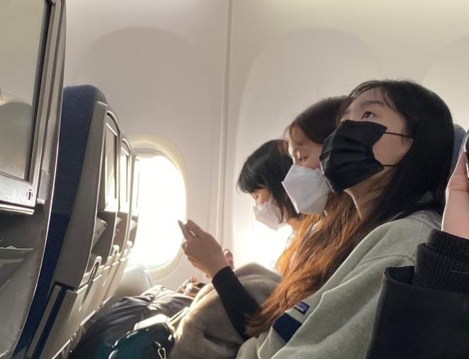 Ljudje na letalih ravnajo različno; nekateri si nadanejo zaščitno masko samo pri vzletu in pristanku, spet drugi nosijo masko ves čas. FOTO: Gašper Mlakar