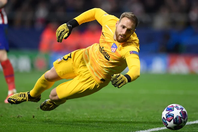 Jan Oblak se je skupaj s soigralci pri Atleticu veselil pomembne zmage nad Liverpoolom. FOTO: AFP