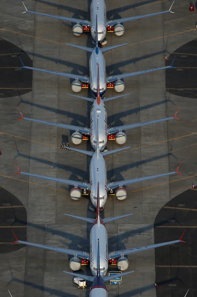 Nova letala Boeing 737 Max čakajo na dovoljenje za letenje in na izročitev kupcem pri Boeingovi tovarni v Moses Lakeu v državi Washington. FOTO: Lindsey Wasson/Reuters