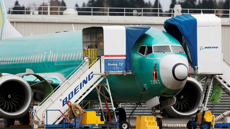 Fotografija: Delavci pregledujejo novo letalo Boeing 737 Max v Boeingovi tovarni v  Rentonu v državi Washington. Med takšnimi pregledi so odkrili smeti v rezervoarjih. FOTO: Lindsey Wasson/Reuters