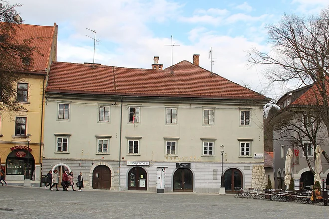 Spomeniško zaščitena stavba na Glavnem trgu 2, kjer bodo uredili stanovanja. Foto Simona Fajfar