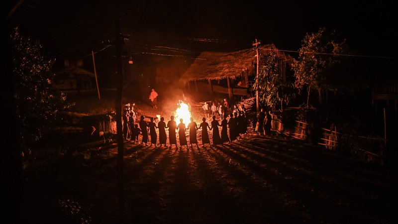 Fotografija: Članice plemena Gongwang Bonyo, ki so med najbolj izoliranimi skupnostmi v Burmi, med celonočnim obredom plešejo ob tabornem ognju, da bi blagoslovili prihodnjo letino. FOTO: Ye Aung Thu/Afp
 
