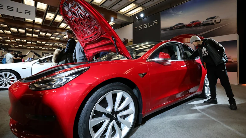 Fotografija: Tesla v svoje modele vgrajuje osrednjo krmilno enoto, ki bo v prihodnosti omogočala avtonomno vožnjo. FOTO: Chris Helgren/ Reuters