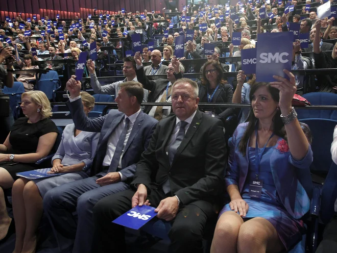 Na daljavo in prek medijskih objav se resnih zadev ne da usklajevati, v SDS odgovarjajo glede zastanka pogajanj. FOTO: Mavric Pivk