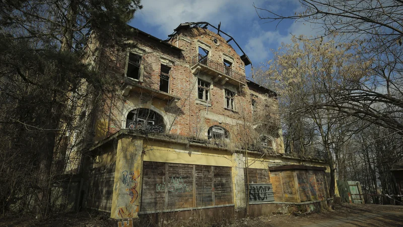 Fotografija: Za obnovo in gradnjo hotela Bellevue naj bi ljubljanska upravna enota v prihodnjih dneh končno izdala gradbeno dovoljenje. Foto: Jože Suhadolnik