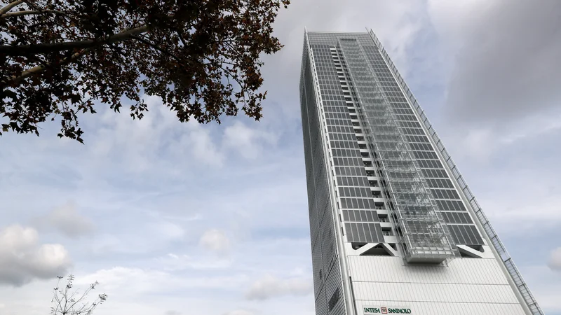 Fotografija: Intesa Sanpaolo (na sliki sedež v Torinu) s prevzemom banke UBI postaja največja v Italiji. Foto: Stefano Rellandini Reuters