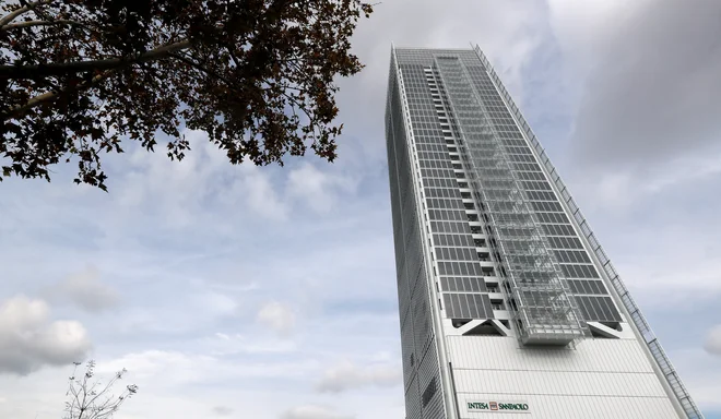 Intesa Sanpaolo (na sliki sedež v Torinu) s prevzemom banke UBI postaja največja v Italiji. Foto: Stefano Rellandini Reuters