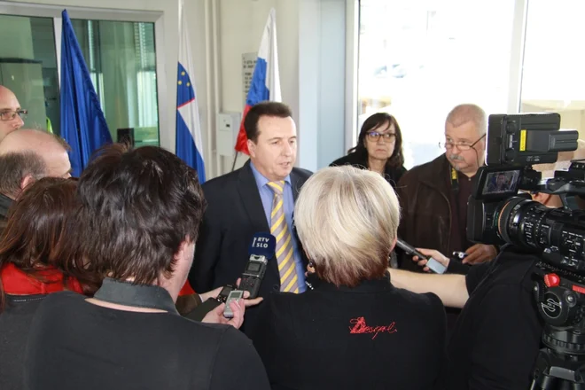 Kriminalist France Božičnik na današnji tiskovni konferenci še ni razkril, od kod sta ponesrečenca prinesla italijanski bombi paradajzarici. FOTO: PU Novo Mesto