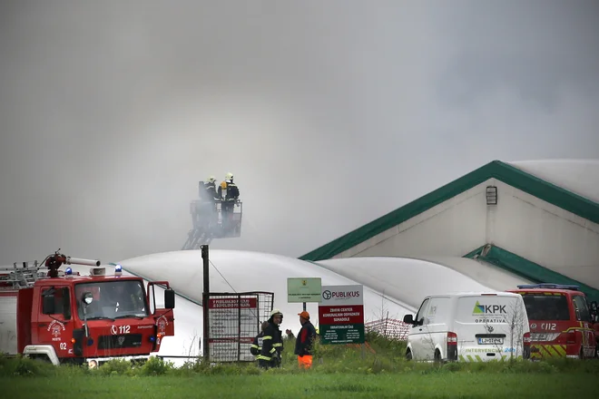 Požar v zbirnem centru odpadkov Suhadole menda ni ogrozil zdravja ljudi. FOTO: Tomi Lombar/Delo