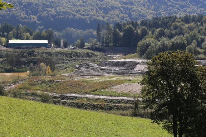 Sanacija peskokopov se izvaja z navozi odpadnega materiala. FOTO: Tomi Lombar