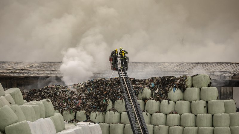 Fotografija: Nova pravila naj bi onemogočila kopičenje odpadne embalaže in tudi požare. FOTO: Voranc Vogel/Delo