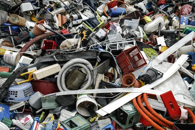 Zdaj se odpadna plastika spet kopiči, odvoz ne teče. FOTO: Uroš Hočevar/Delo