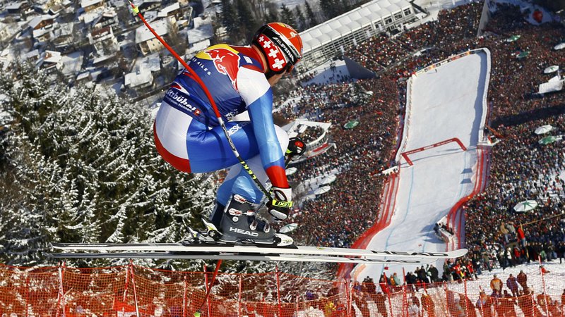 Fotografija: Didier Cuche of Switzerland speeds down the famous Streif course during the men's downhill race at the Alpine Skiing World Cup on Hahnnenkamm mountain in Kitzbuehel January 22, 2011.             REUTERS/Wolfgang Rattay (AUSTRIA  - Tags: SPORT SKIING)  