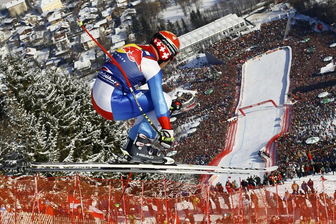 Didier Cuche of Switzerland speeds down the famous Streif course during the men's downhill race at the Alpine Skiing World Cup on Hahnnenkamm mountain in Kitzbuehel January 22, 2011.             REUTERS/Wolfgang Rattay (AUSTRIA  - Tags: SPORT SKIING)  