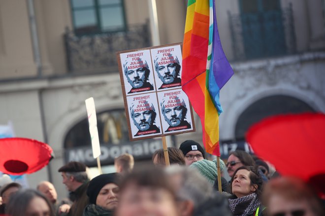 Konec preganjanja ustanovitelja spletišča Wikileaks so prejšnji teden zahtevali tudi protestniki v Nemčiji. Foto Reuters