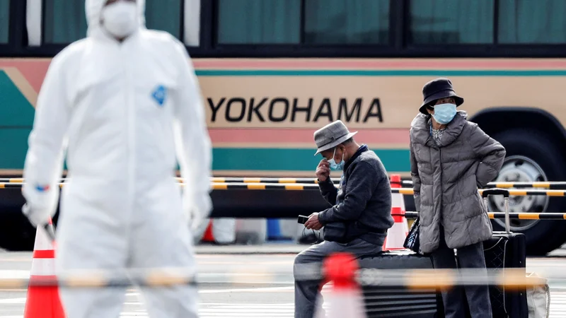 Fotografija: Potniki čakajo na prevoz, potem ko so smeli zapustiti ladjo. FOTO: Kim Kyung-Hoon/Reuters