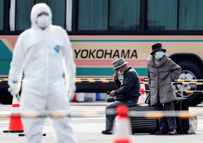 Potniki čakajo na prevoz, potem ko so smeli zapustiti ladjo. FOTO:&nbsp;Kim Kyung-Hoon/Reuters
