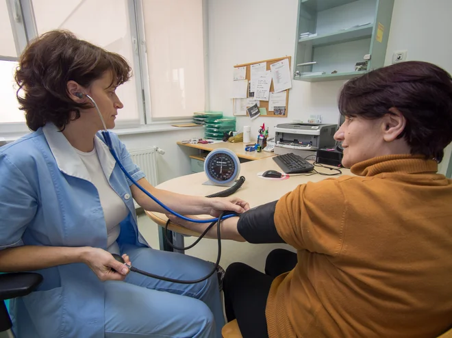 Prehrana v kombinaciji z drugimi ukrepi življenjskega sloga lahko bistveno vpliva na mejno povišan krvni tlak in arterijsko hipertenzijo nižjih stopenj. Foto: Arhiv Zd Ljubljana
