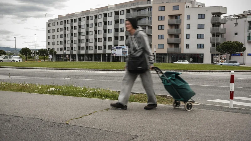 Fotografija: Za stanovanjske stavbe jih je bilo izdanih 25 odstotkov manj, za nestanovanjske stavbe pa 2 odstotka več gradbenih dovoljenj kot v januarju lani.  Foto Uroš Hočevar